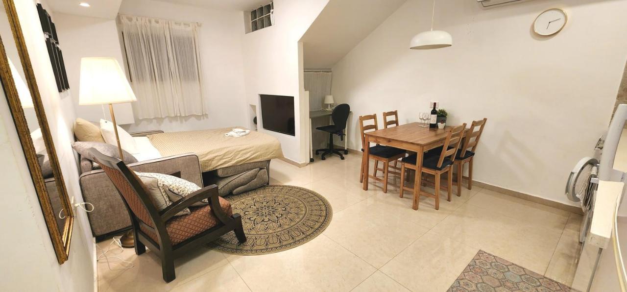 Modern Home In The Heart Of Nachlaot Йерусалим Екстериор снимка